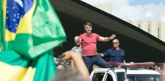 Poderes são submissos ao povo, diz Bolsonaro a manifestantes