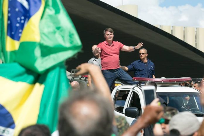 Poderes são submissos ao povo, diz Bolsonaro a manifestantes