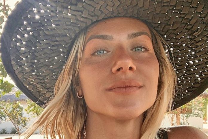 Giovanna Ewbank posa de biquíni ostentando barriga de seis meses