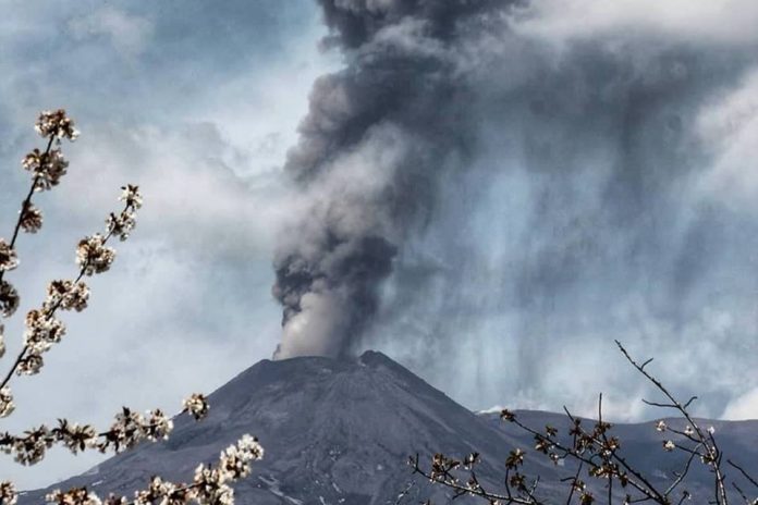 Vulcão Etna, na Itália, volta a entrar em erupção