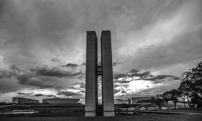 Câmara aprova suspensão de pagamentos do Fies durante pandemia