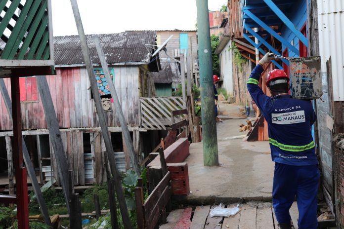 Moradores de palafitas na orla de Educandos recebem nova rede de abastecimento