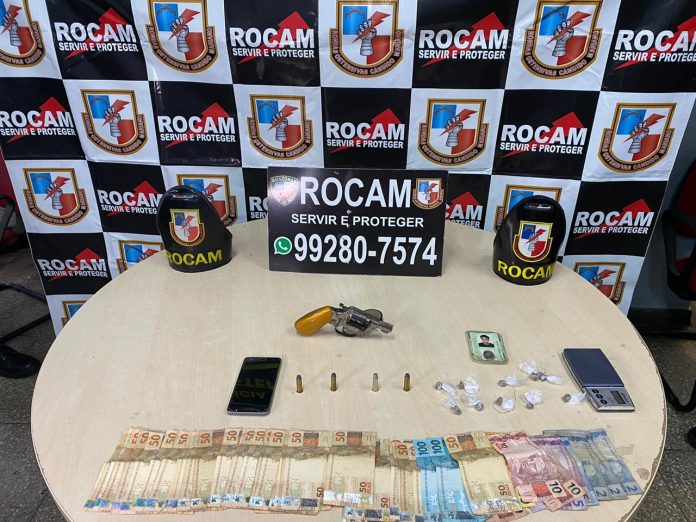 Com drogas, arma e R$3 mil, homem é preso na zona Leste