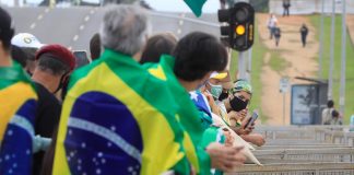 Ato pró-Bolsonaro tem carreata, cartazes e apoiadores sem máscaras