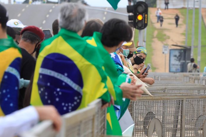 Ato pró-Bolsonaro tem carreata, cartazes e apoiadores sem máscaras