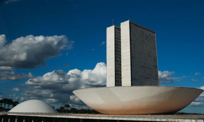 Congresso analisa projeto para governo contornar regra de ouro