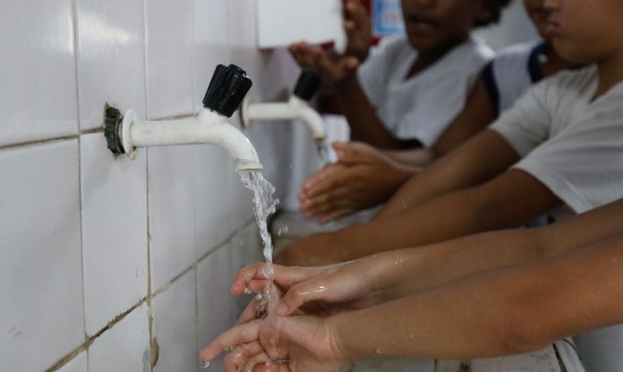 Quase metade das escolas não tem todos os itens de saneamento básico