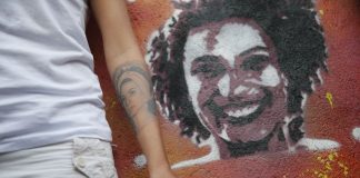 A viúva de Marielle Franco, Mônica Benício, refaz Grafite em homenagem a Marielle feito por Malala Yousafzai na comunidade Tavares Bastos, no Catete