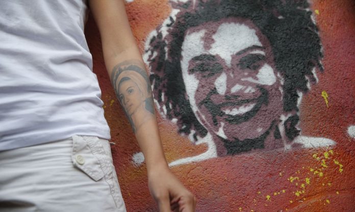 A viúva de Marielle Franco, Mônica Benício, refaz Grafite em homenagem a Marielle feito por Malala Yousafzai na comunidade Tavares Bastos, no Catete