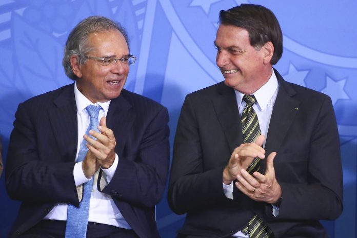 45% dos que recebem auxílio emergencial aprovam Bolsonaro