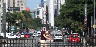 Pedestre usa máscara de proteção contra covid-19 na avenida Paulista.