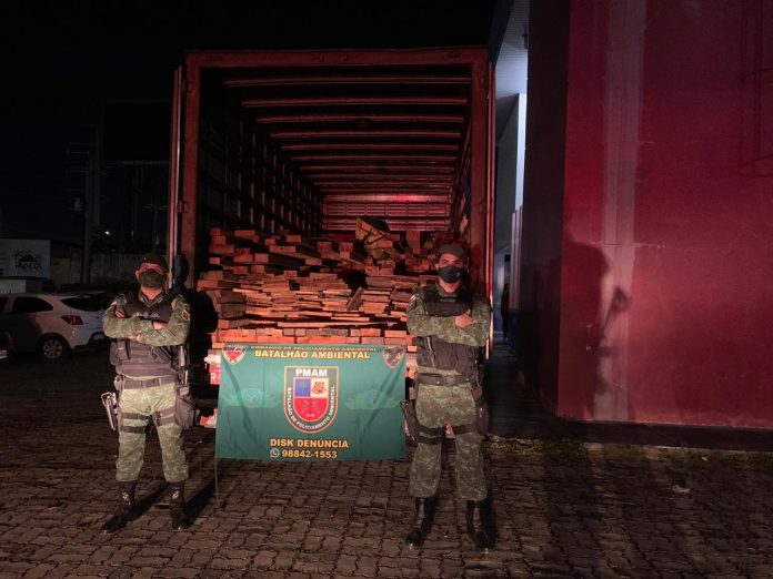 Caminhão baú é apreendido com madeira sem documento de origem florestal