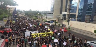 Manifestação contra o racismo reúne diversas pessoas em Manaus