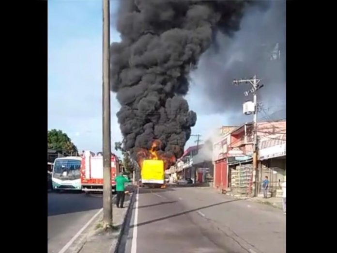 Ônibus pega fogo na zona Leste de Manaus; veja vídeos