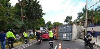 Carreta tomba na avenida Efigênio Salles e afeta trânsito no local