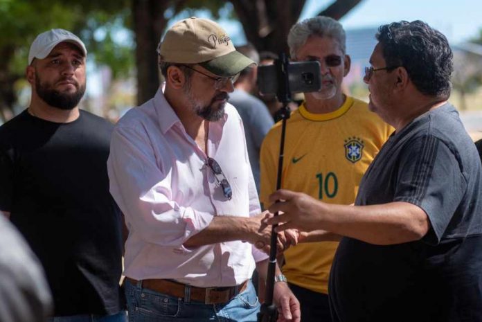 Weintraub visita manifestantes que estavam acampados na Esplanada