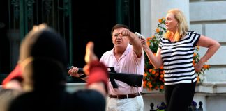 Durante protesto nos EUA, casal aponta armas para manifestantes; veja vídeo