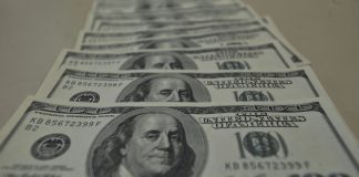 Dólar tem forte queda e fecha em R$ 4,85 nesta segunda-feira