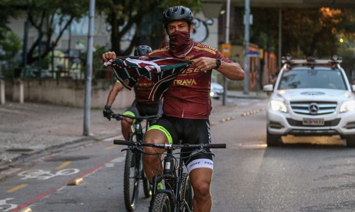 Fred chega ao Fluminense, após percorrer 600 km pedalando desde MG