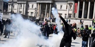 Manifestantes contra racismo e direitistas brigam em Londres