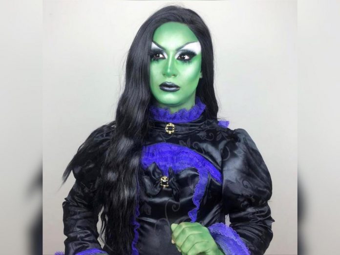 Drag queen ensina como fazer a maquiagem de bruxa má do musical Wicked