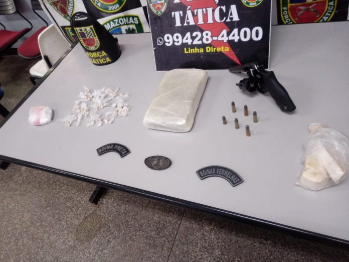 Mulher é presa após ter drogas e arma encontradas no seu quarto