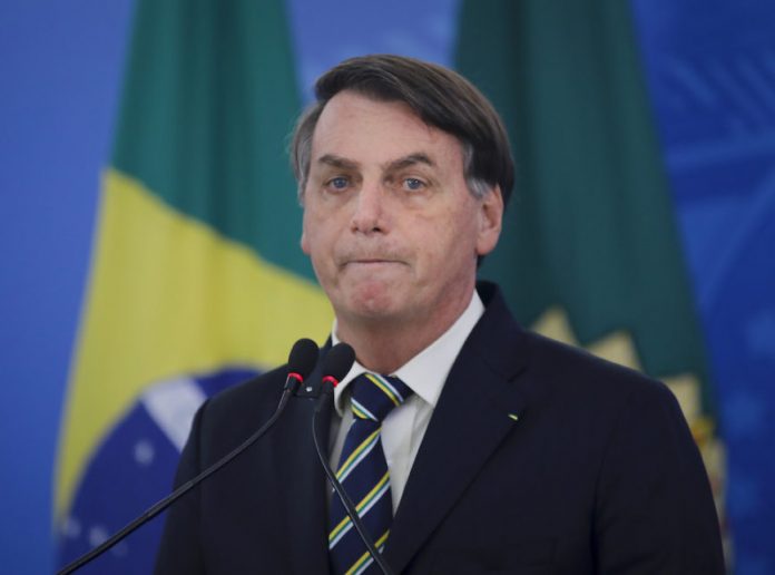 47% acham que Bolsonaro deve deixar a Presidência