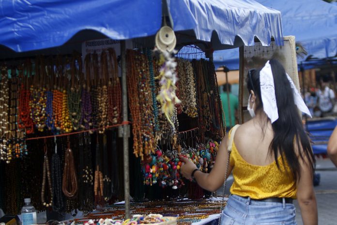 Feirinha de Artesanato da avenida Eduardo Ribeiro tem atividades retomadas