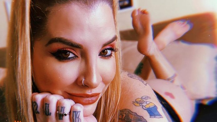 Ex-BBB Clara Aguilar revela que ela e marido têm namorada para mimar