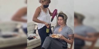 De tornozeleira, Sara Winter faz unhas e cabelo em casa. E fãs pagam conta