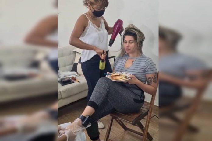 De tornozeleira, Sara Winter faz unhas e cabelo em casa. E fãs pagam conta