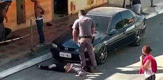 Imagens mostram mulher agredindo policial antes de ser pisada por ele; Veja