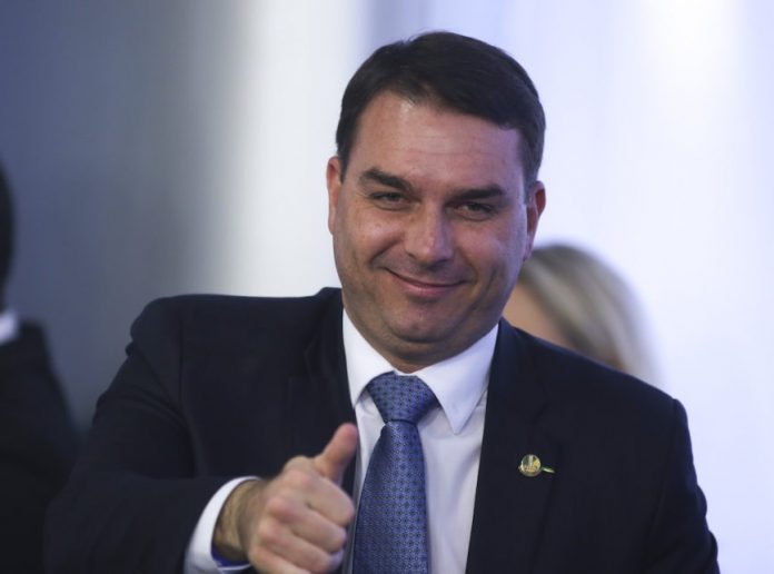 Flávio Bolsonaro depõe sobre vazamento de operação da PF