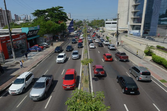 Veículos de outros estados podem ser multados se não forem transferidos para o AM