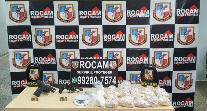 Homem é preso pela Rocam com mais de mil trouxinhas de droga