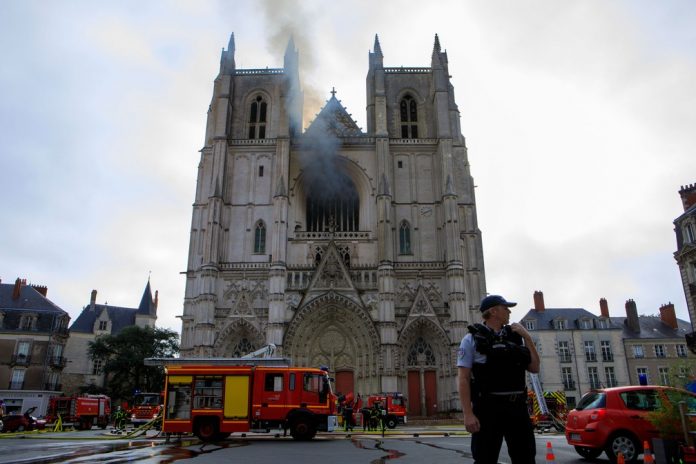 Refugiado que trabalhava na catedral de Nantes confessou ter iniciado incêndio