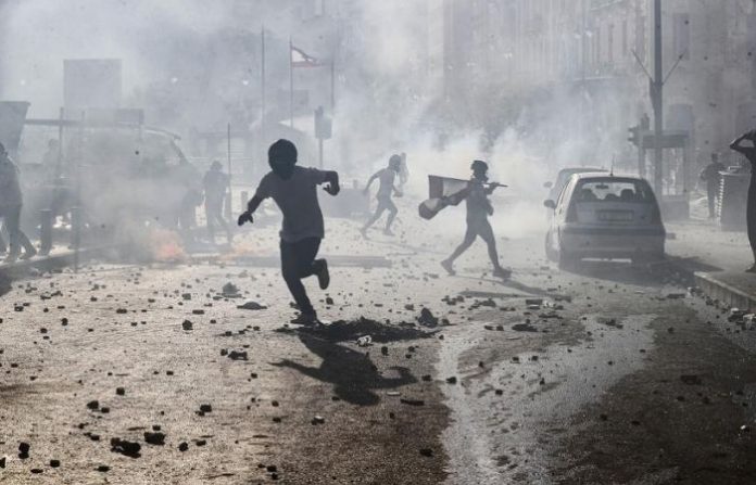 Polícia lança gás lacrimogêneo em manifestantes de Beirute