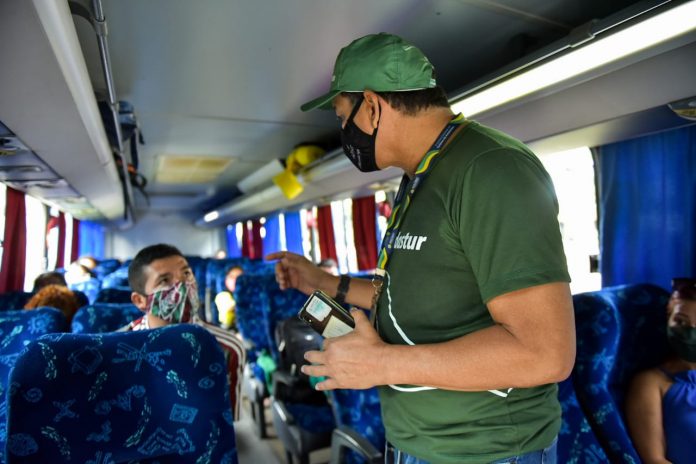 Ação de combate ao turismo ilegal aborda 30 veículos neste domingo