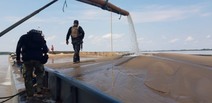 Balsa com R$ 500 mil em areia ilegal é apreendida pela Base Arpão