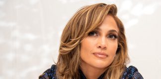 Aos 51 anos, Jennifer Lopez impressiona fãs com foto sem maquiagem