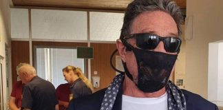 John McAfee, criador de antivírus, é preso usando calcinha como máscara