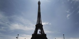 Torre Eiffel é esvaziada e mídia francesa fala em ameaça de bomba