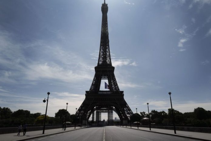 Torre Eiffel é esvaziada e mídia francesa fala em ameaça de bomba