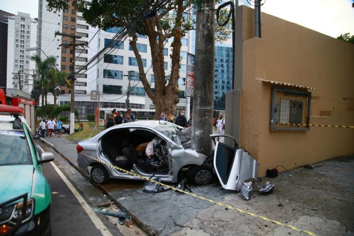 Casal morre em acidente violento após carro colidir contra poste; veja vídeo