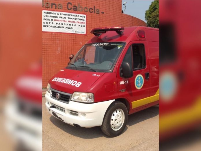 Bombeiros fazem atendimento emergencial de vítimas de vazamento de amônia no Iranduba