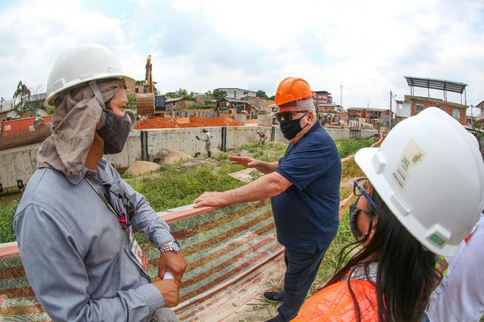 Especialista do Banco Interamericano de Desenvolvimento inspeciona obras do Prosamim