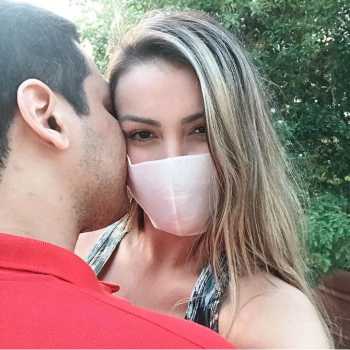 Andressa Urach visita nova igreja com namorado: 'Me permitindo'