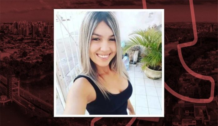 Jovem achada morta em banheiro tentou se defender; marido foi preso no velório