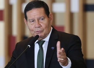 Não tinha como prever o que ia acontecer com nova cepa em Manaus, diz Mourão