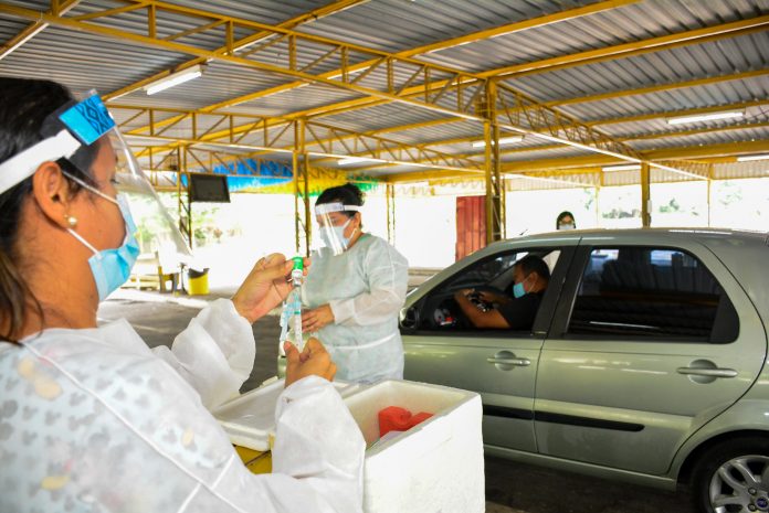 Início da vacinação dos idosos de 75 a 79 anos é antecipada para este domingo